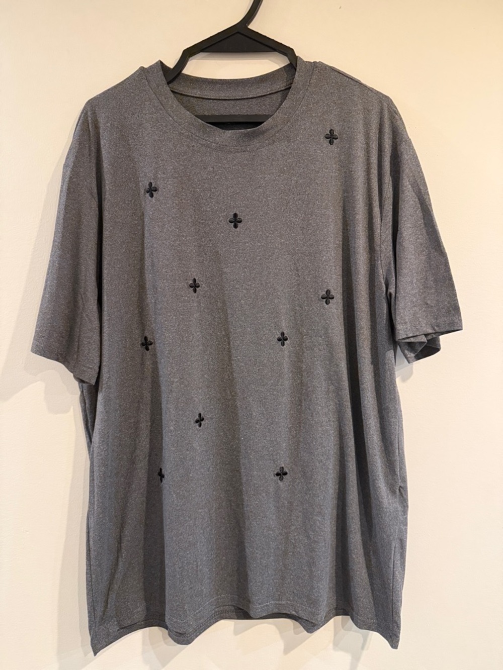 SHEIN Men's Gray Short-Sleeve Crewneck T-Shirt with Black Cross Accents
